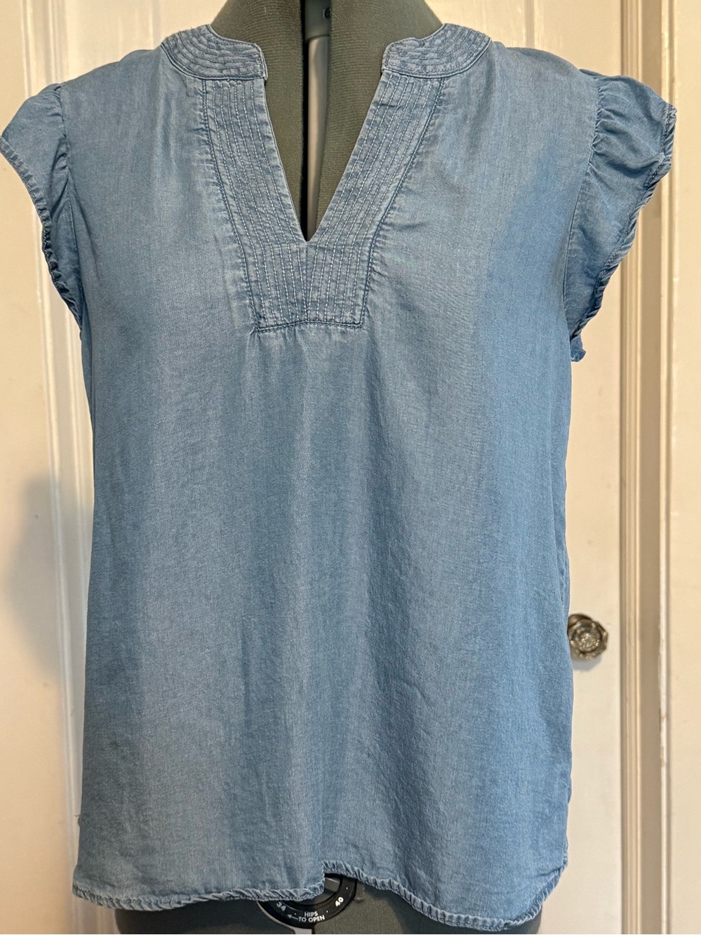 Blu Pepper Chambray cap sleeve ruffle blouse detailed stitch Split Neck Top Med